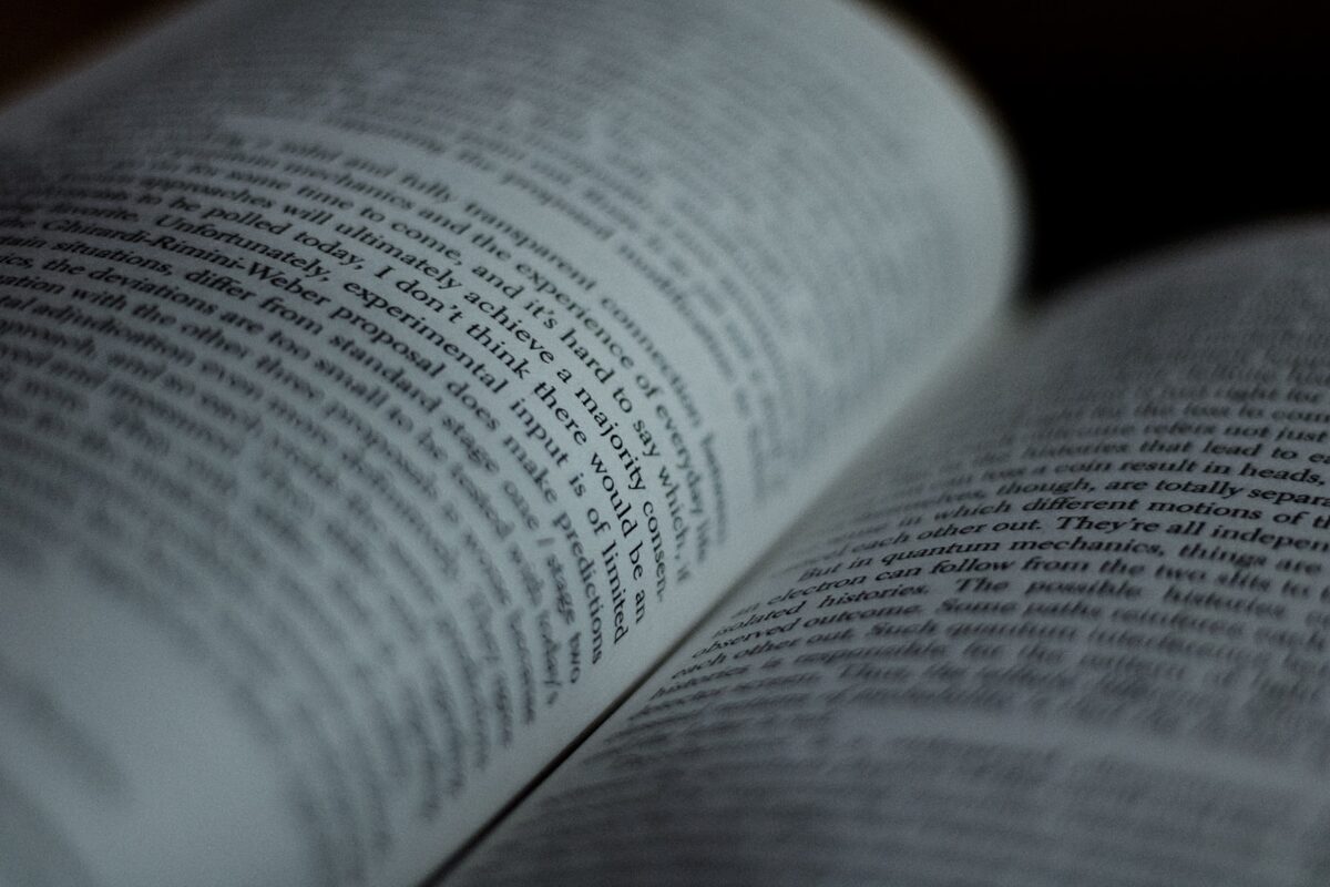 Offenes Buch mit gedrucktem Text